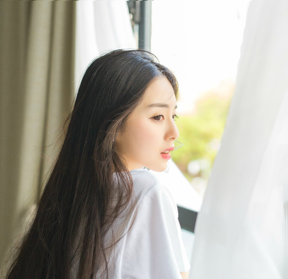 庞统和法正相视一眼，这位少主或许没有主公那样威风霸气，但小小年纪，却已经展现出一些明君风范，看来，吕布打下来的这份基业，算是后继有人了。